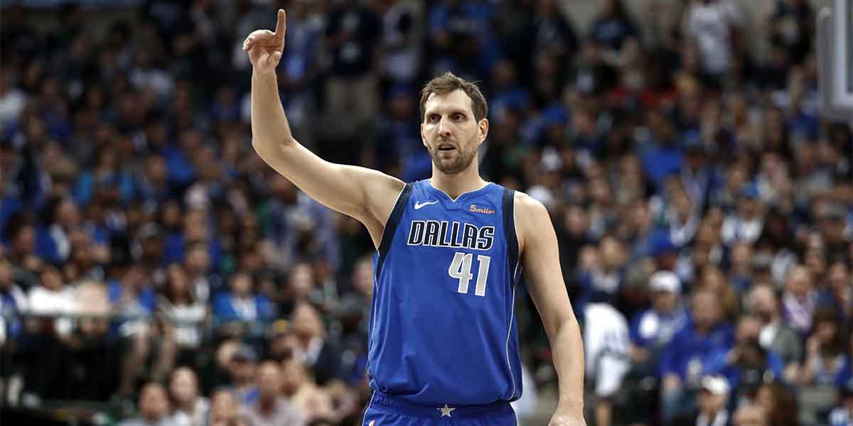 Dirk Nowitzki saluta il pubblico dei Dallas Mavericks