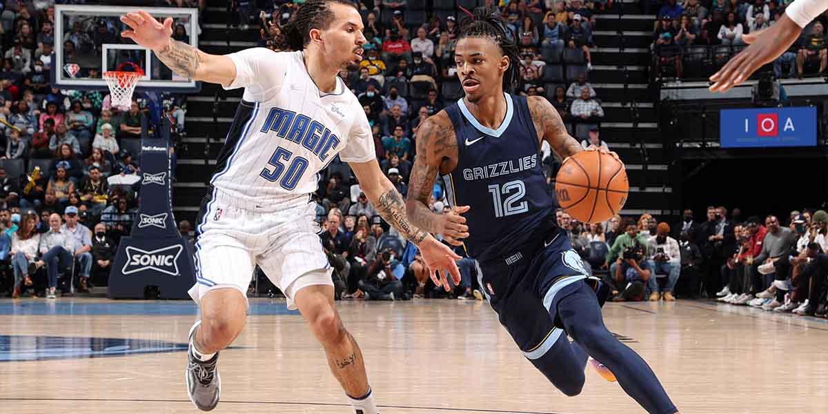 Ja Morant attacca in palleggio Cole Anthony