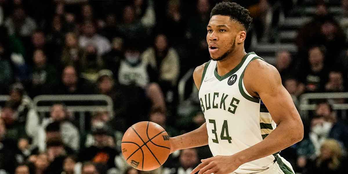 Giannis Antetokounmpo porta palla nel match contro i Phoenix Suns
