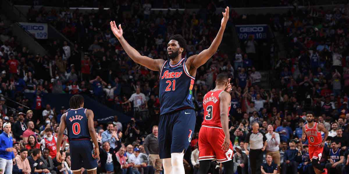 Joel Embiid esulta chiamando i tifosi