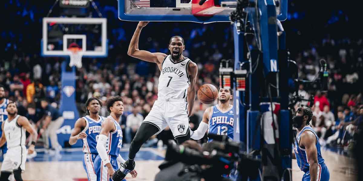 Kevin Durant schiaccia a canestro
