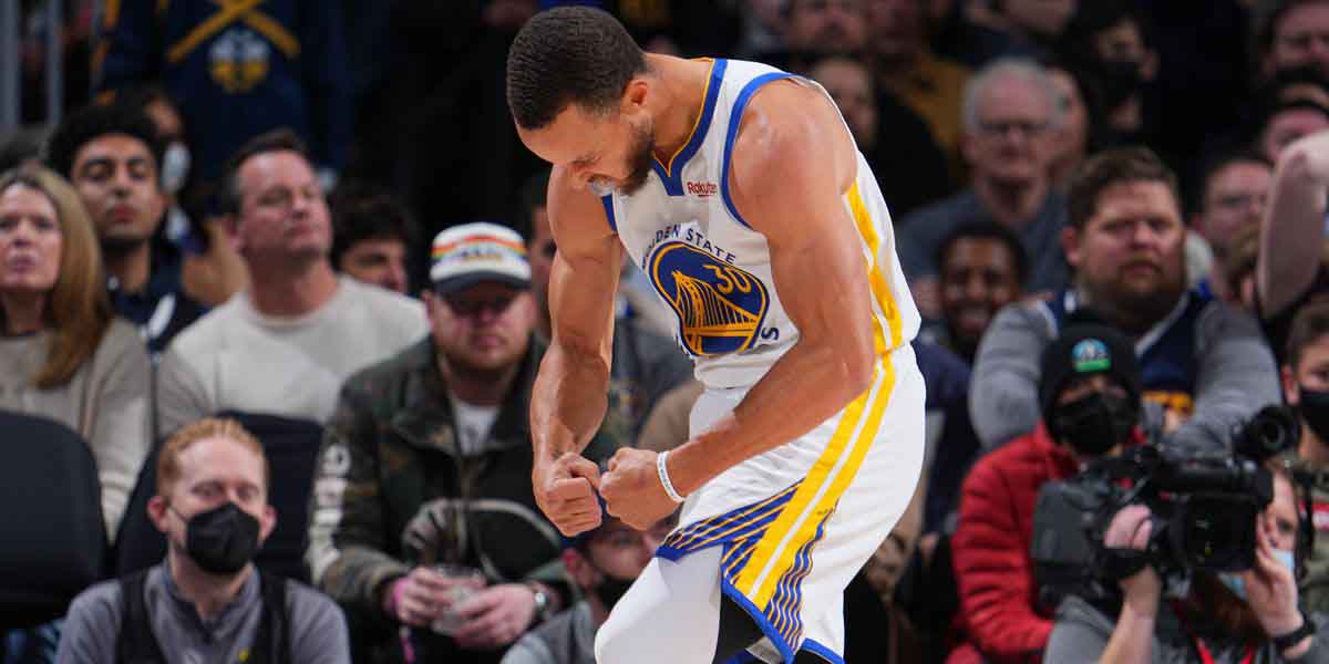 Stephen Curry esulta dopo la vittoria contro i Denver Nuggets