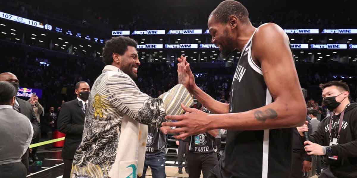 L'high five di Kevin Durant e Kyrie Irving dopo la vittoria dei Nets contro i Knicks
