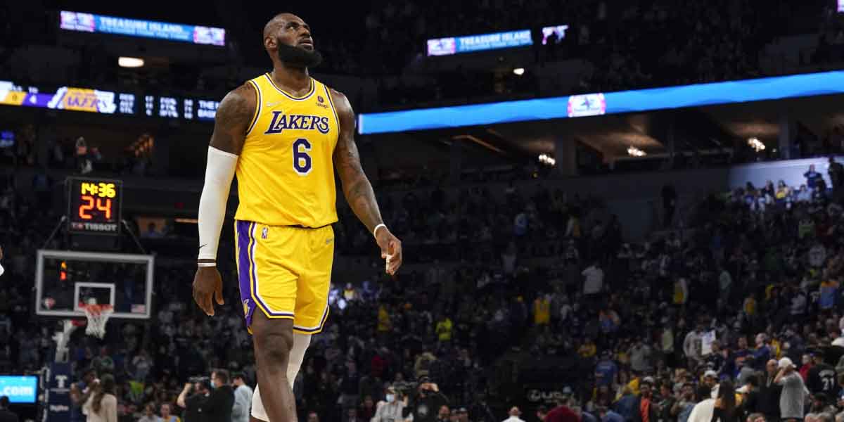 LeBron James sul campo dei Minnesota Timberwolves