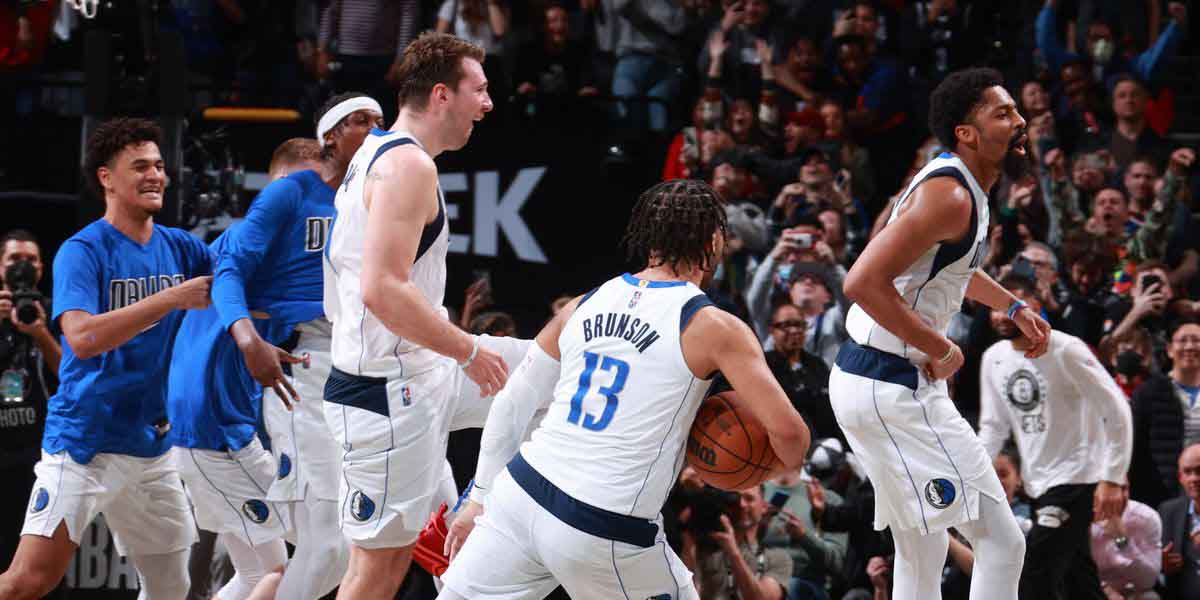 Luka Doncic esulta per il buzzer beater di Spencer Dinwiddie