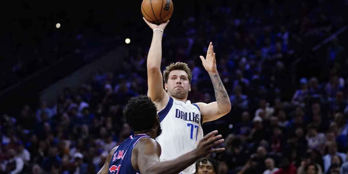 Luka Doncic al tiro contro Joel Embiid
