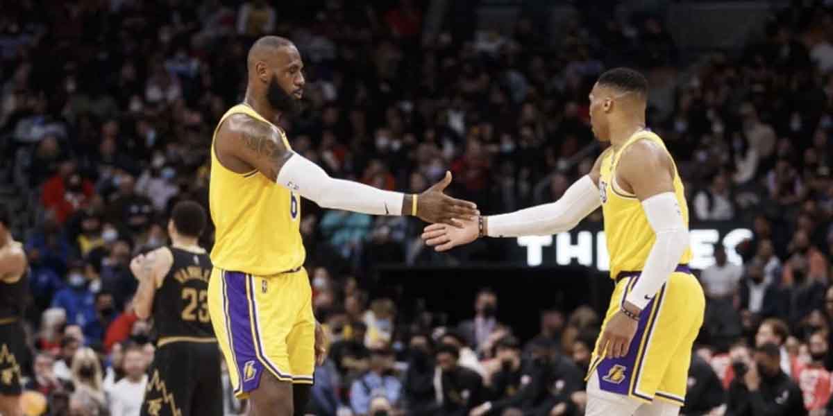 LeBron James stringe la mano a Russell Westbrook