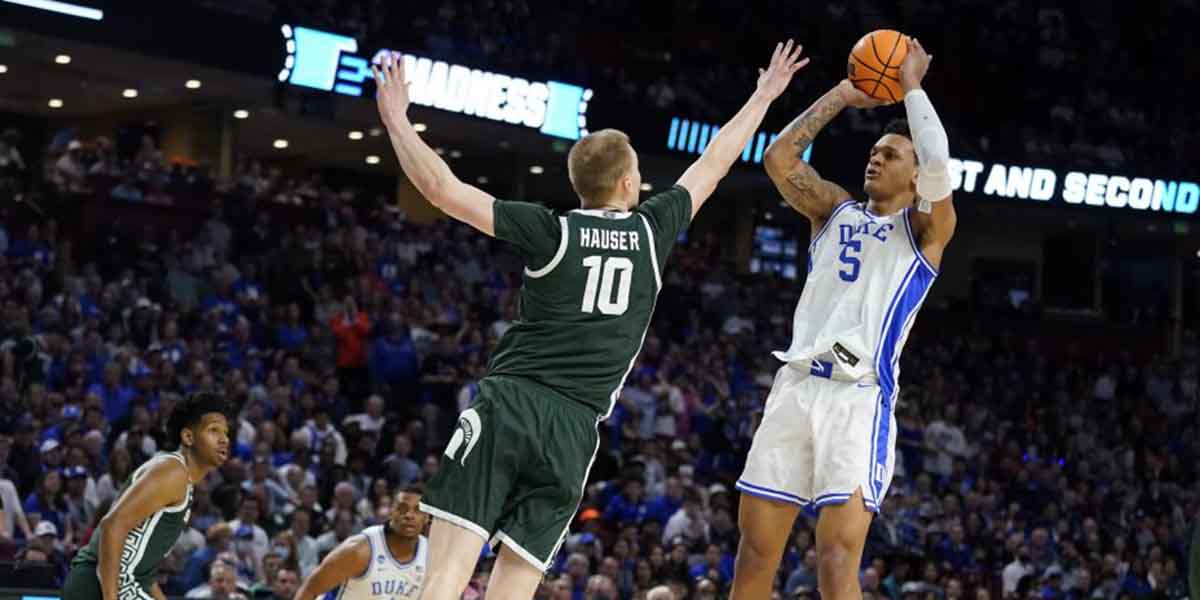 Paolo Banchero si eleva al tiro contro Michigan State