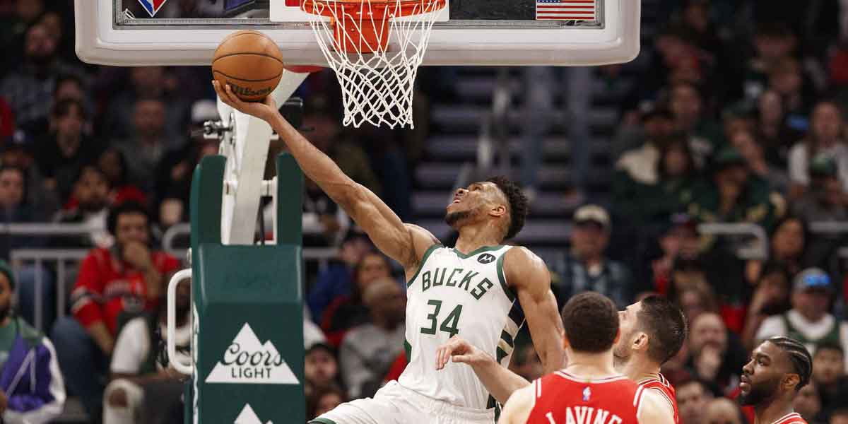 Giannis Antetokounmpo finisce l'azione a canestro