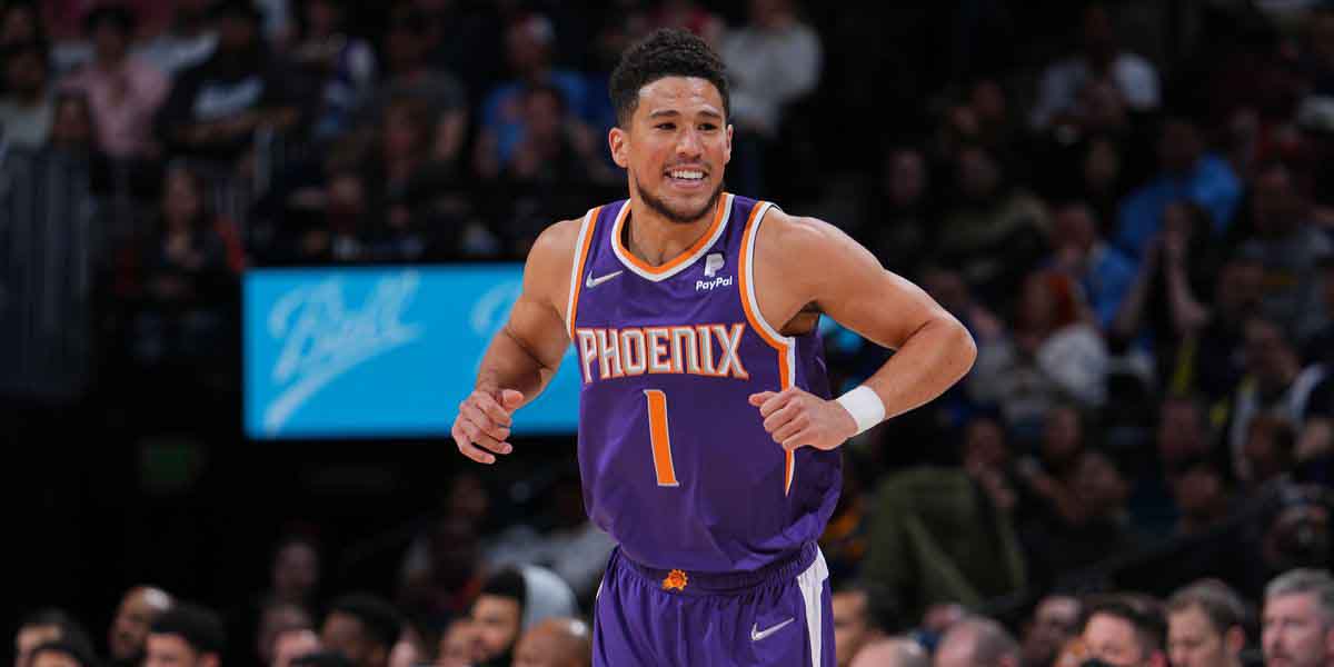 Devin Booker nella partita da 49 punti contro i Denver Nuggets