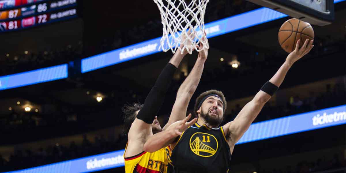 Klay Thompson attacca il canestro