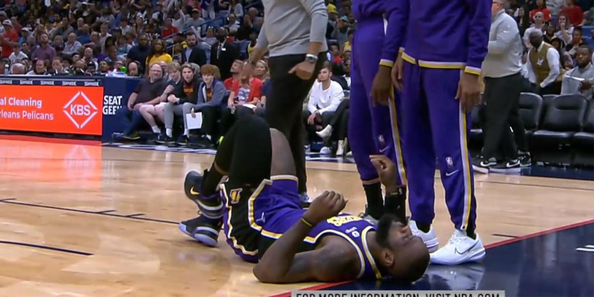 LeBron James dolorante dopo l'infortunio alla caviglia