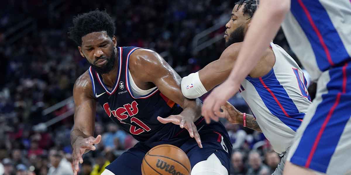 Joel Embiid contro la difesa dei Detroit Pistons