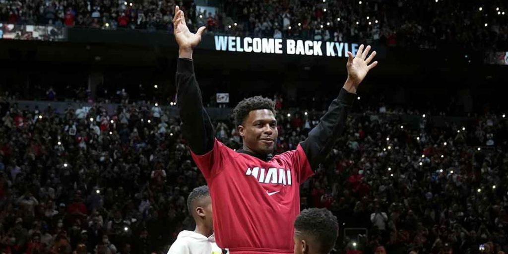 Kyle Lowry saluta il pubblico dei Toronto Raptors