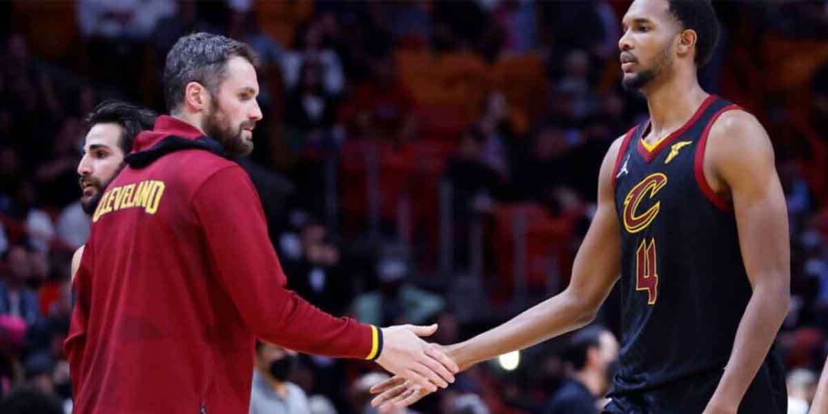 Kevin Love e Evan Mobley