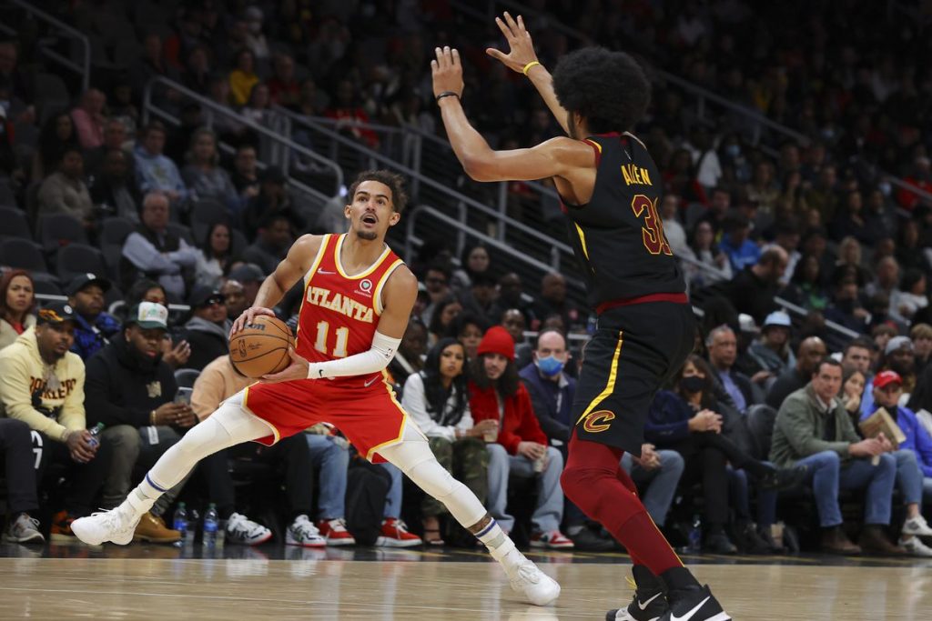 Jarrett Allen contro Trae Young in partita