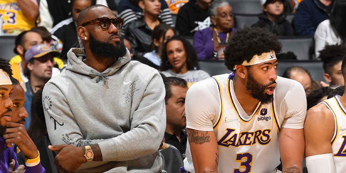 LeBron James, Anthony Davis in panchina