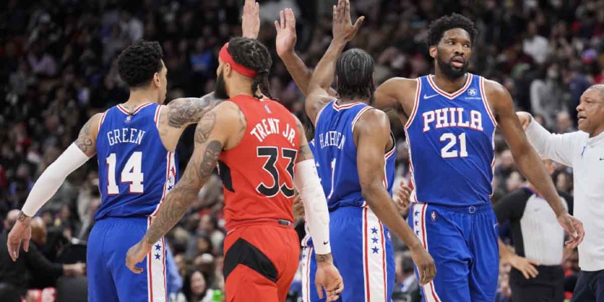 Joel Embiid con Danny Green e James Harden