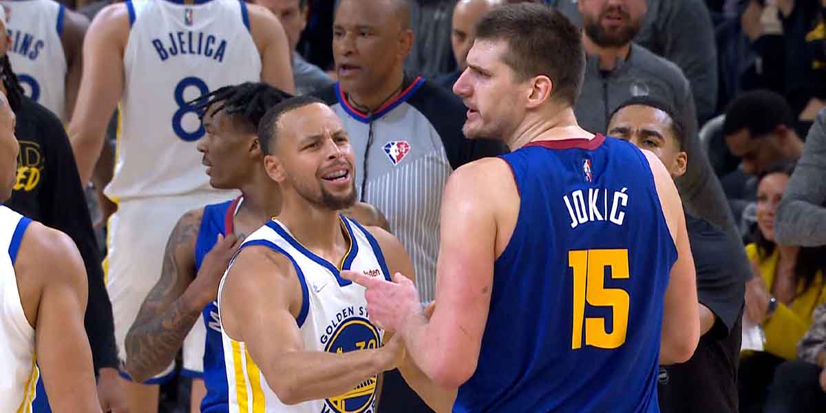 Nikola Jokic con Stephen Curry