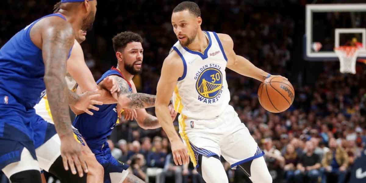 Stephen Curry contro la difesa dei Nuggets