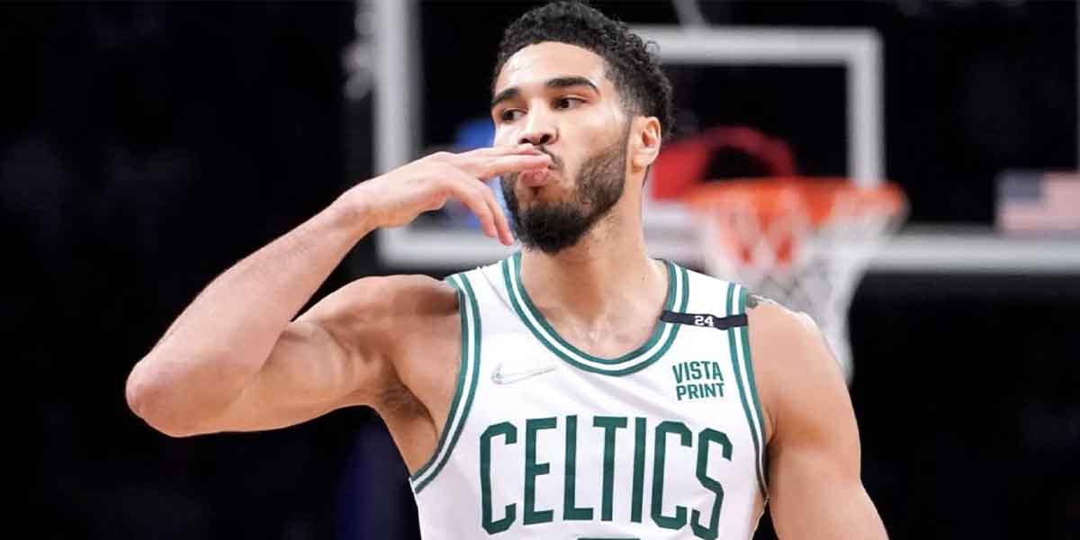 Jayson Tatum un maglia Celtics