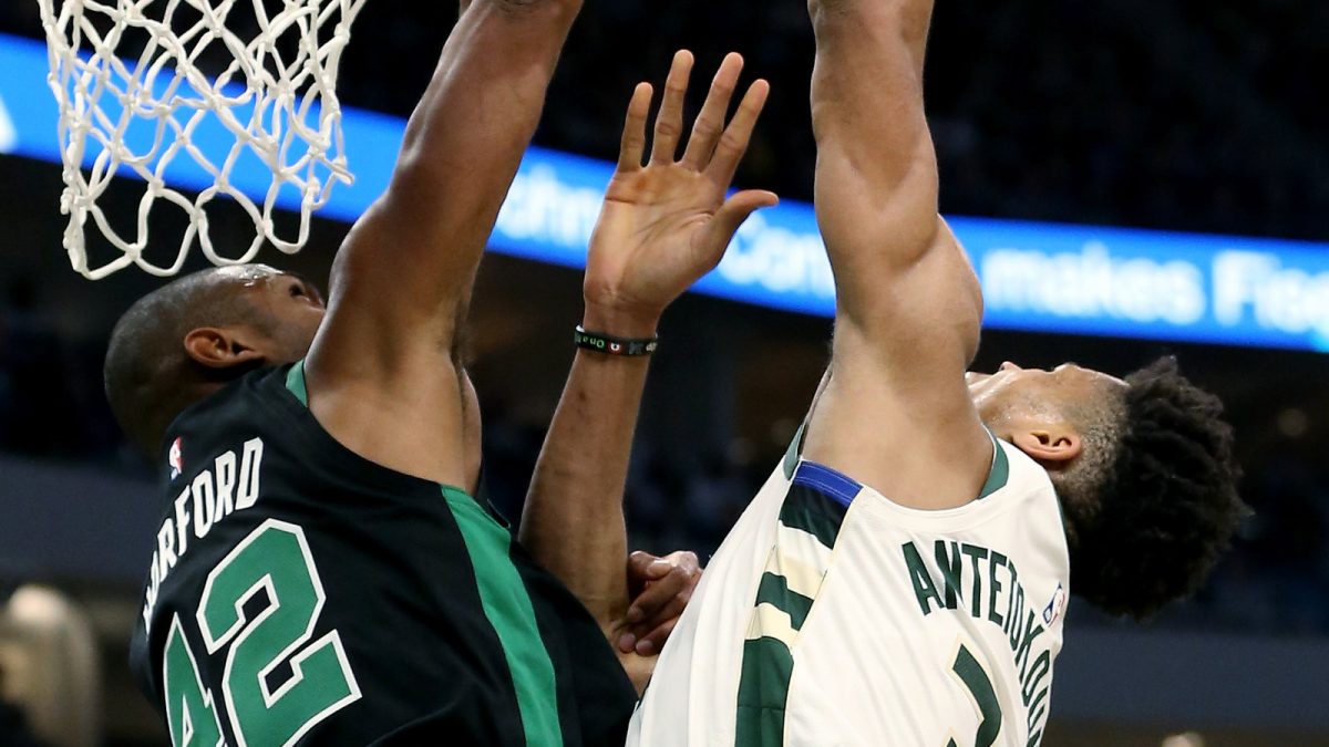 Al Horford in difesa su Giannis Antetokoonmpo