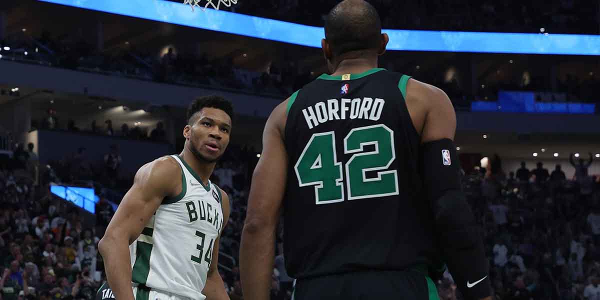 Giannis Antetokounmpo guarda Al Horford
