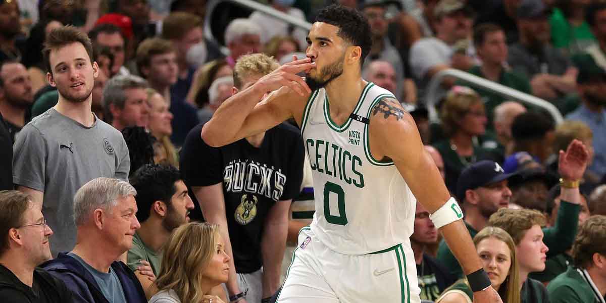 Jayson Tatum festeggia dopo una tripla