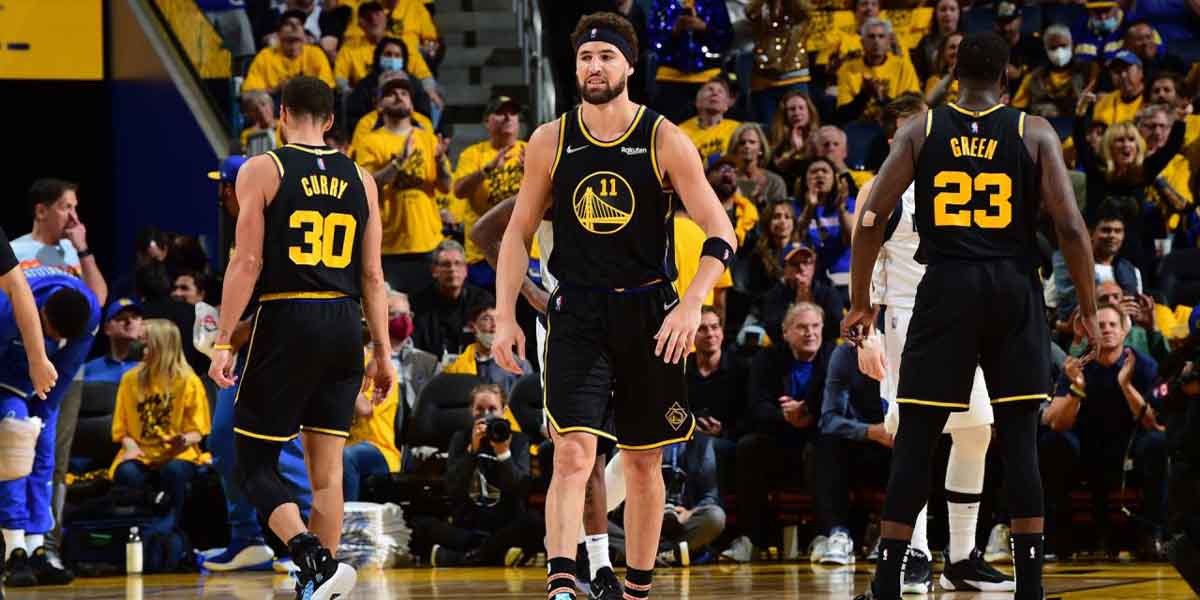 Klay Thompson esulta dopo un canestro