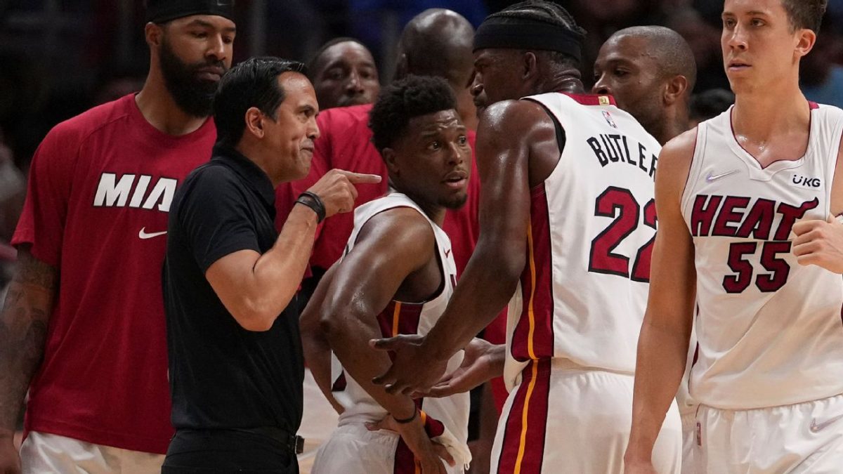 Butler discute con Spoelstra durante un time out