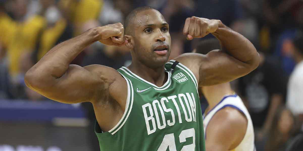 Al Horford esulta dopo un canestro