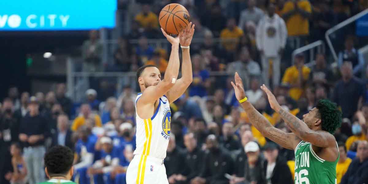 Stephen Curry al tiro in gara 1