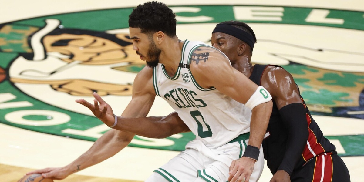 Butler prova a rubare palla a Tatum in Gara 4 delle Eastern Conference Finals