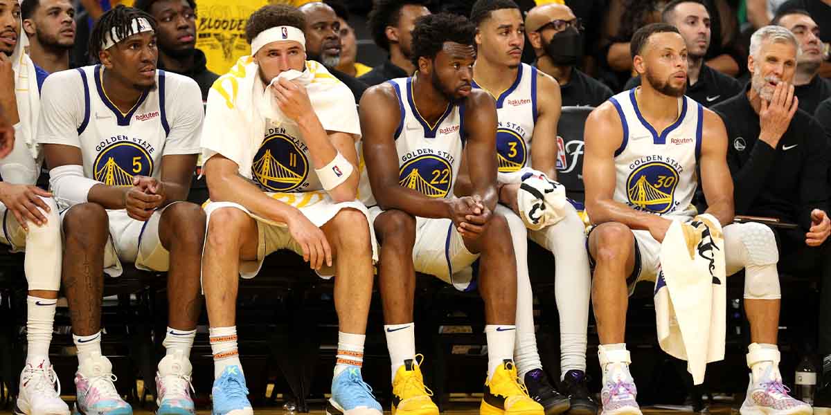 Kevon Looney, Klay Thompson, Andrew Wiggins e Stephen Curry
