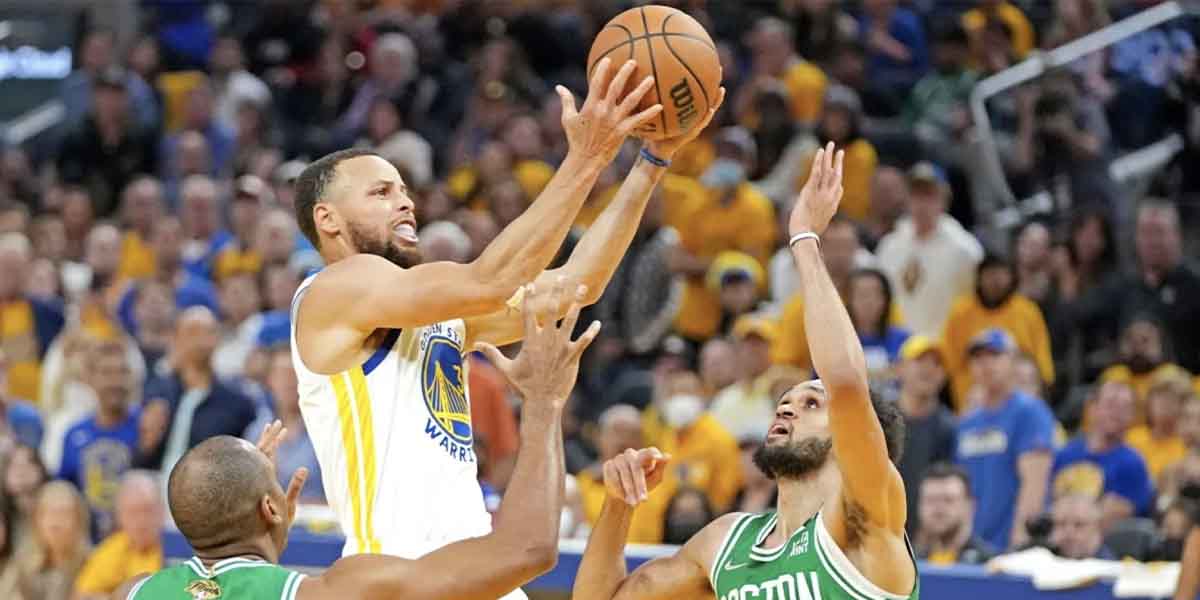 Stephen Curry al tiro durante gara 2 delle NBA Finals contro i Boston Celtics