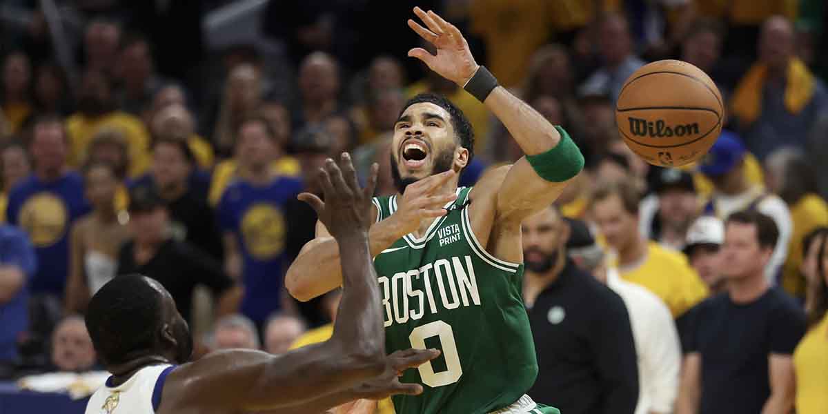 Jayson Tatum dopo un contrasto con Draymond Green