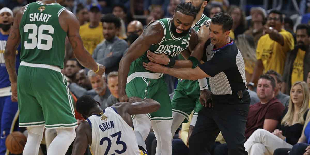 Draymond Green nello scontro con Jaylen Brown durante gara 2