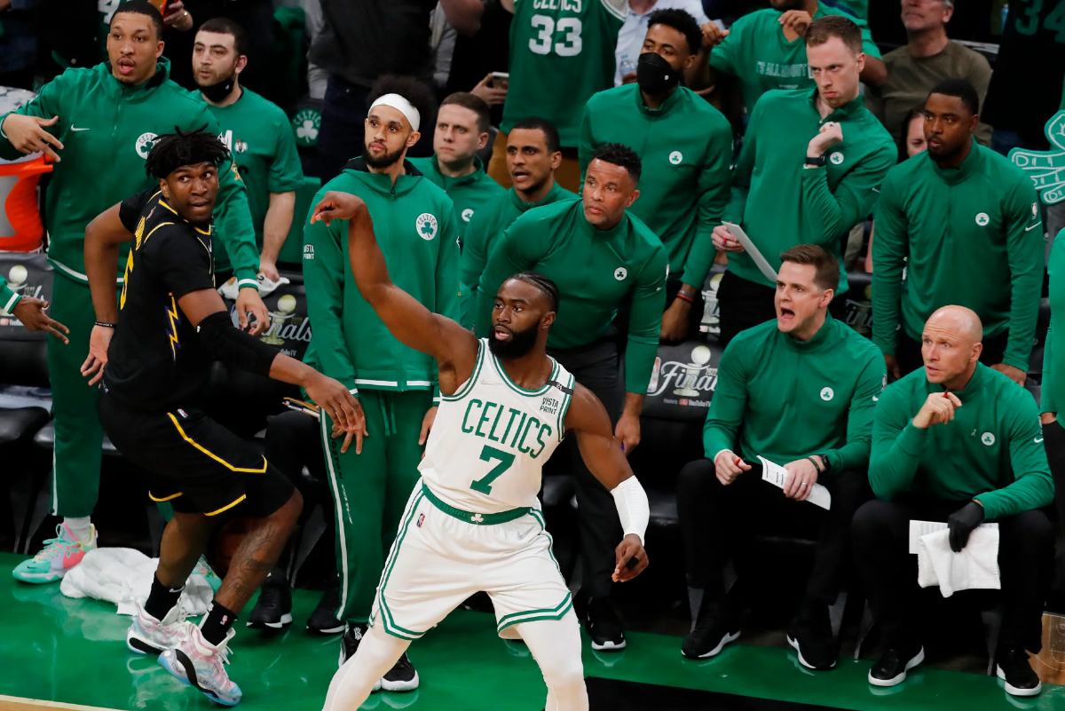 Jaylen Brown al tiro