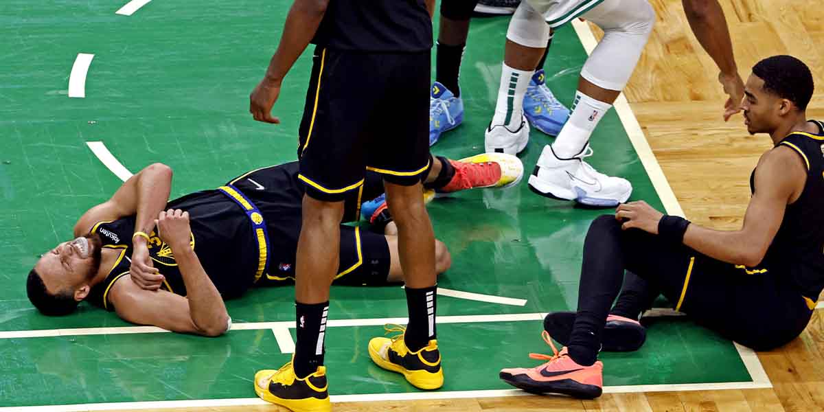 Stephen Curry a terra dopo l'infortunio alla caviglia durante gara 3 delle NBA Finals