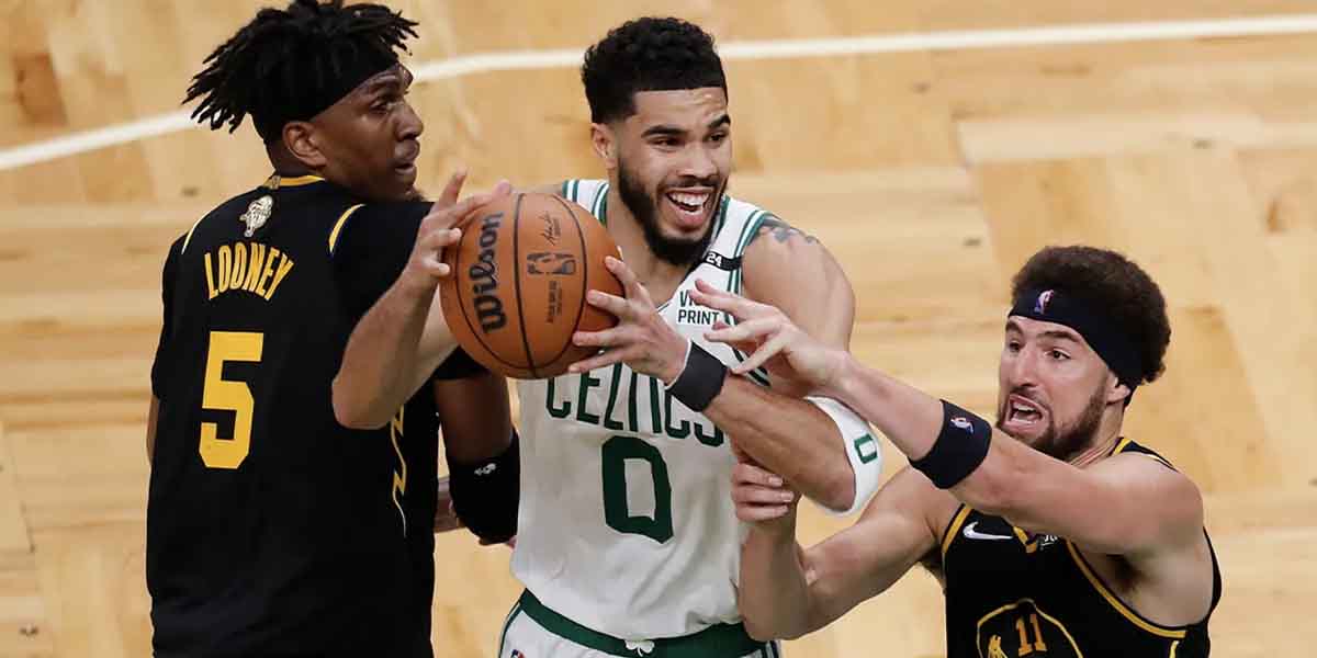 Jayson Tatum contro la difesa degli Warriors durante gara 3 delle NBA Finals