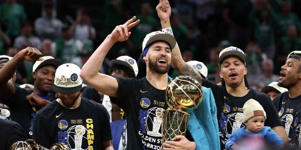 Klay Thompson con il Larry O'Brien Trophy delle Finals 2022