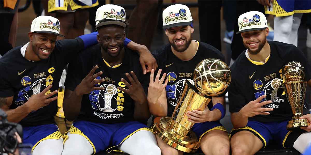 Andre Iguodala, Draymond Green, Klay Thompson e Stephen Curry dopo la vittoria del titolo contro Boston