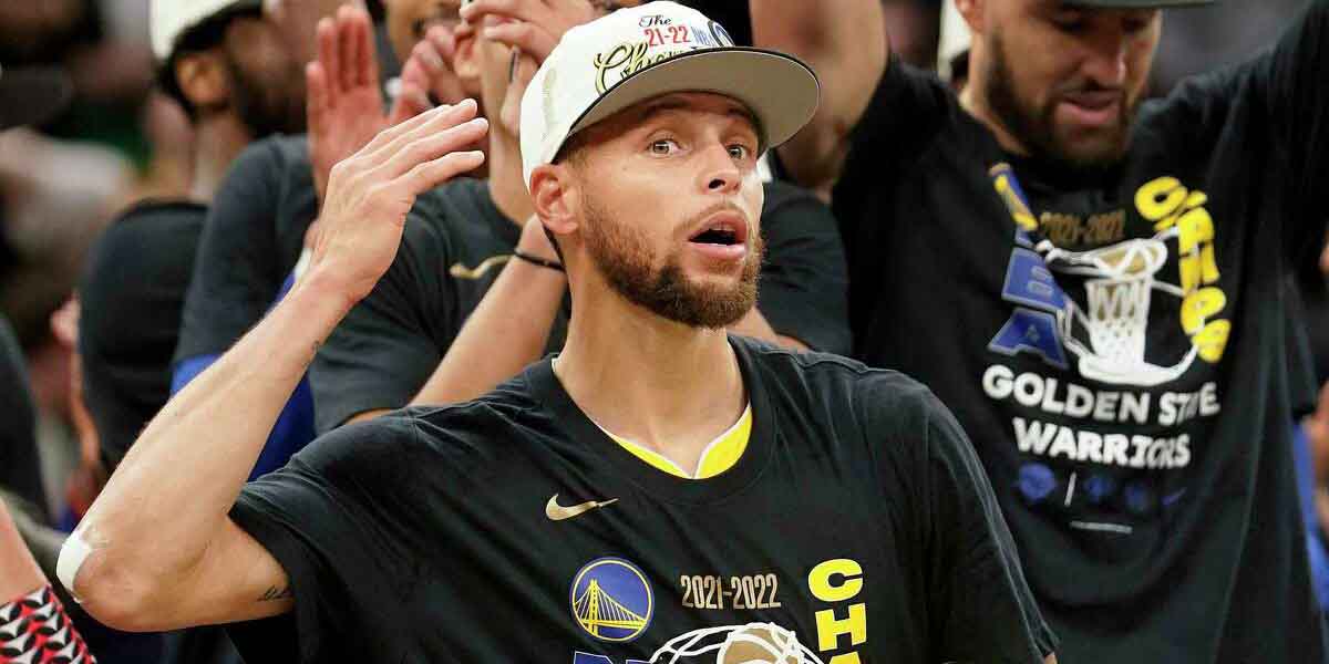 Stephen Curry durante la cerimonia del titolo dopo gara 6