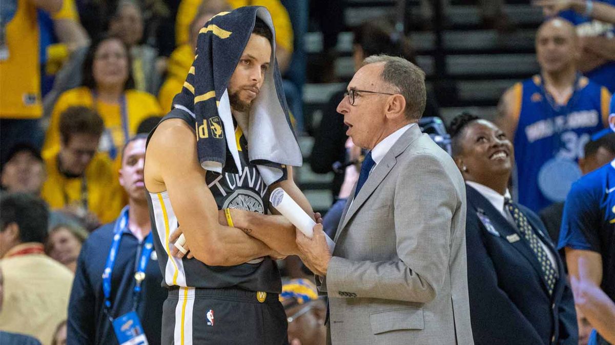 Steph Curry parla con Ron Adams