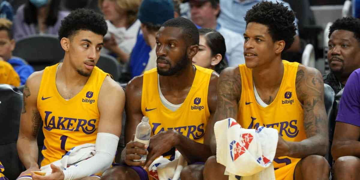 Scotty Pippen Jr e Shareef O'Neal in panchina durante la Summer League coi Los Angeles Lakers