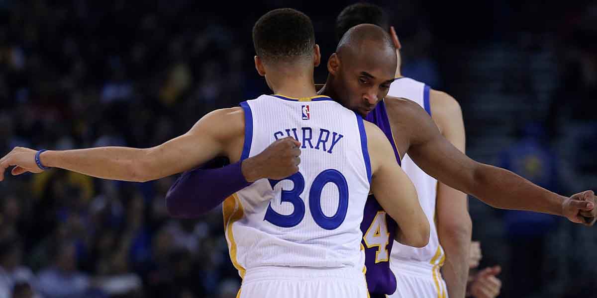 L'abbraccio pre partita tra Stephen Curry e Kobe Bryant