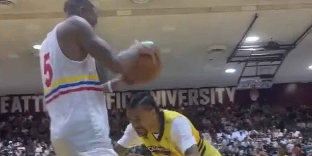 Dejounte Murray palleggia in testa all'avversario