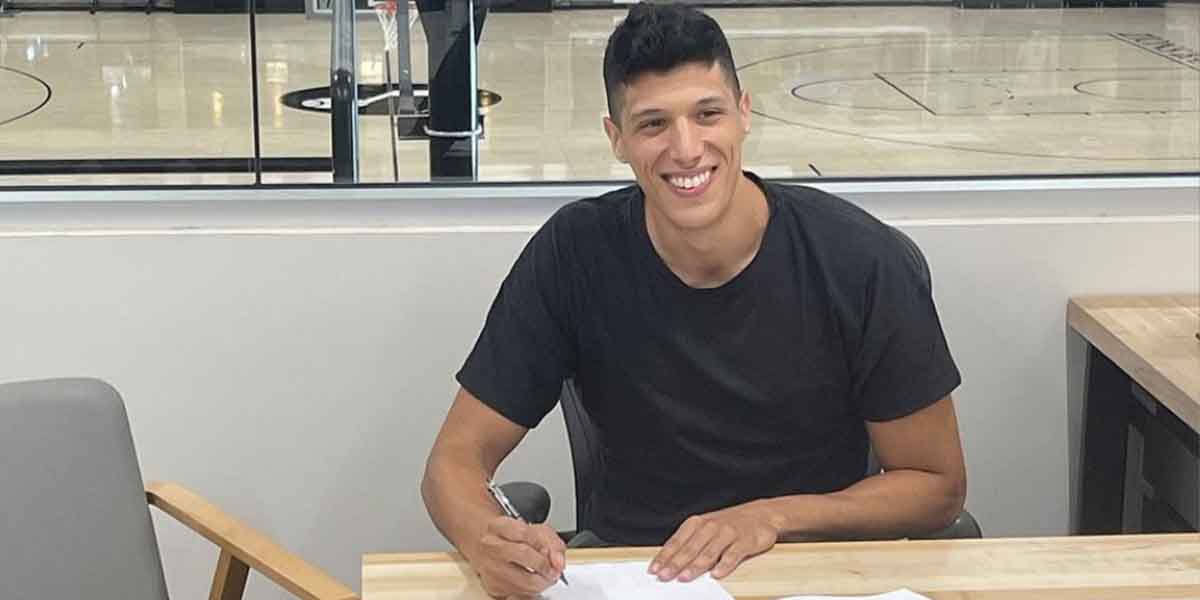Simone Fontecchio alla firma del contratto con gli Utah Jazz