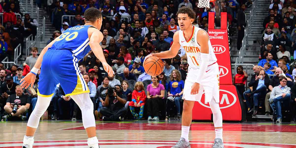 Trae Young in palleggio contro Stephen Curry