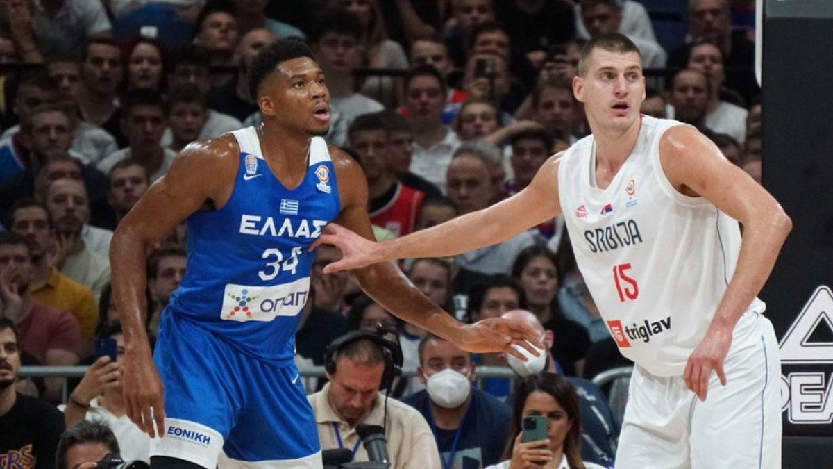 Nikola Jokic in difesa su Giannis Antetokounmpo